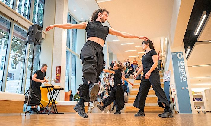DANSE BASQUE – Elle entre en scène à la médiathèque de Bayonne